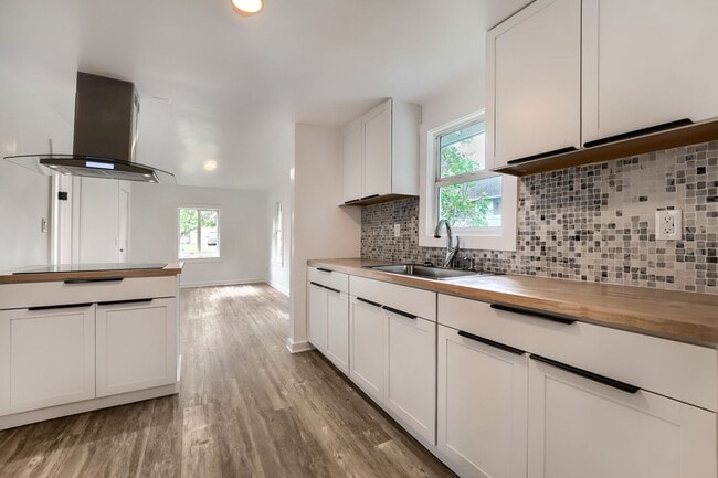 Building Photo - Bright & Charming 2bed/1bath + Mudroom Home in Tacoma!