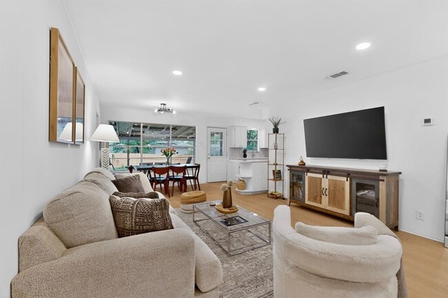 Building Photo - 9807 Dallum Dr