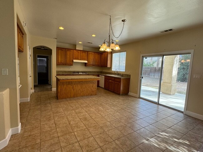 Building Photo - Spacious Stockdale Ranch Home!