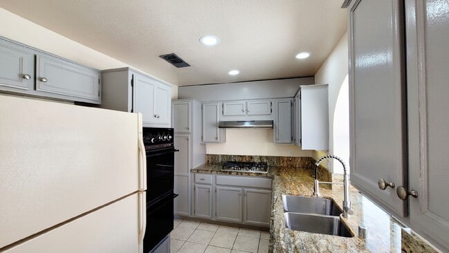 Building Photo - 9725 Sierra Mesa Ave