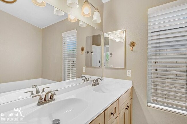 Building Photo - Charming 3 Bdm 2Ba Single-Story Home in Gl...