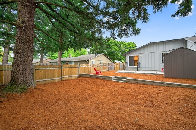 Building Photo - 119 SE Sweetbriar Ln