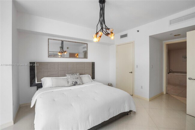 Building Photo - 475 Brickell Ave