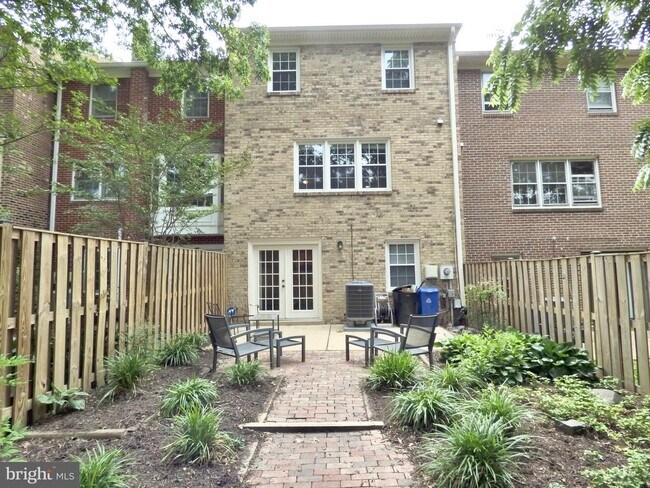 Building Photo - 416 Center St S