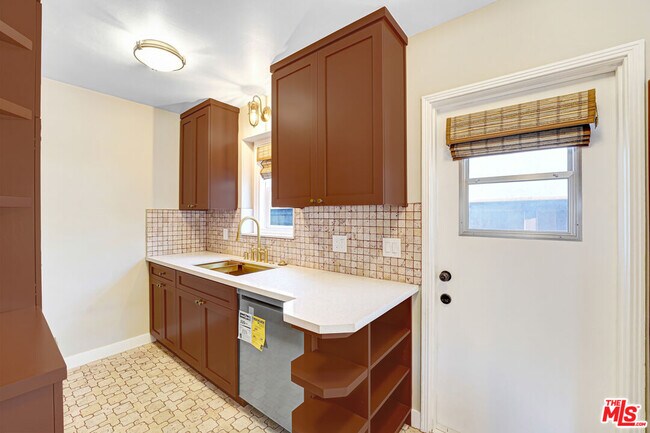 Building Photo - 1332 Ocean Park Blvd