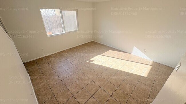 Building Photo - 2 bedroom 1.5 bathroom townhome near shopping centers and hospital! Located in the 93305 zip code...