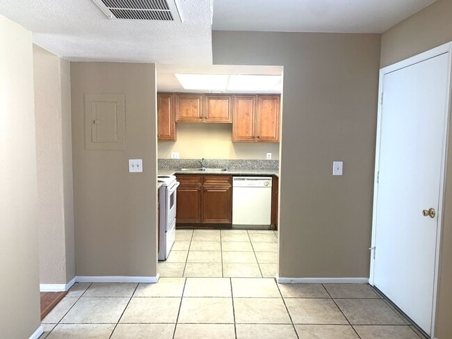 Building Photo - Check out this Freshly Painted and New Flo...