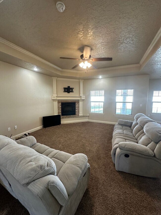 Building Photo - Stunning 4 Bed Home! 3 Car garage ! Mesa School District!