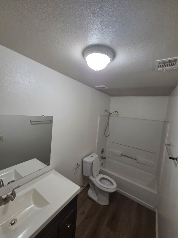 Building Photo - 512 S Dearing Ave