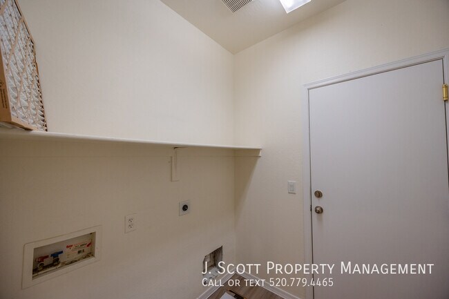 Building Photo - 4540 E Sundance Ave