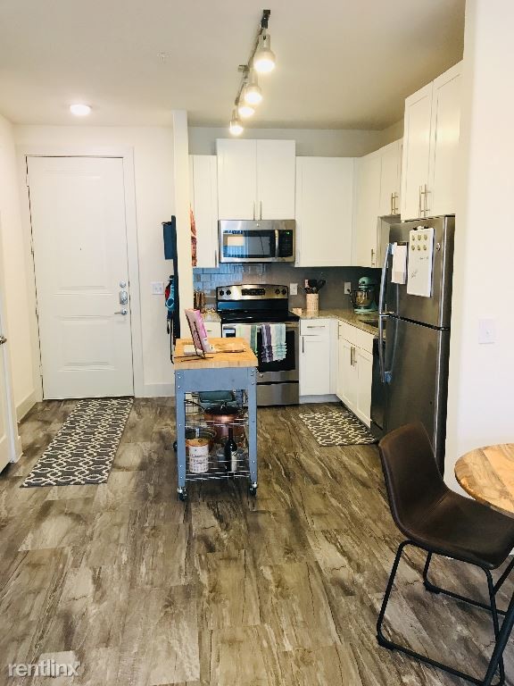 Building Photo - 1 br, 1 bath Apartment - 3211 Palm Way