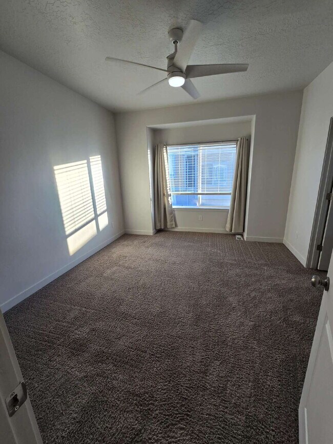 Building Photo - "Chic 3-Bed Townhouse with Pool Access in Bluffdale!"