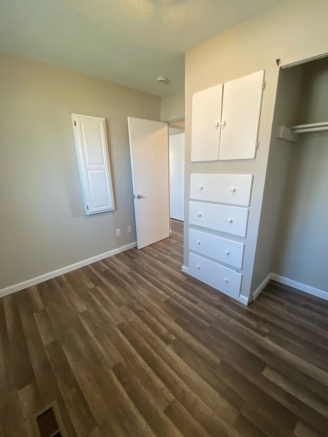 Building Photo - 7 Briarcliff Dr
