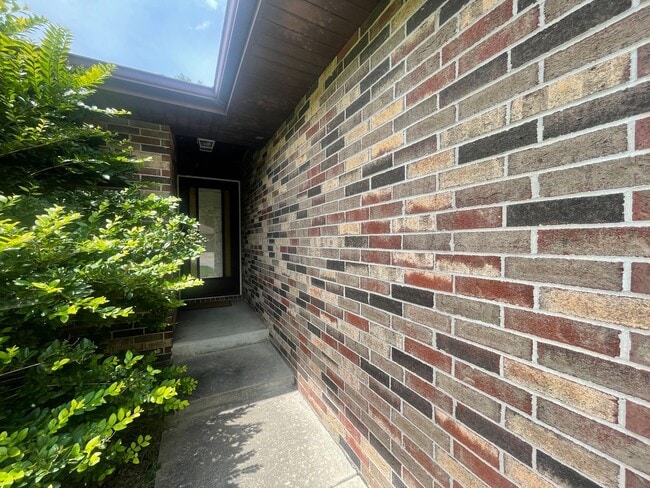 Building Photo - Cozy House 3 bed 2 bath 2 car garage looki...