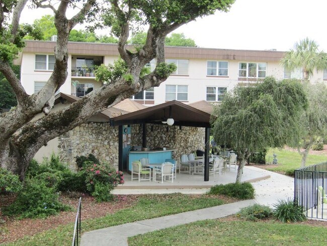 Building Photo - 333 N Lake Howard Dr