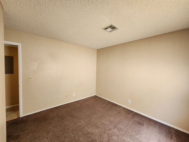 Building Photo - Affordable Condo, Perfect Living Space, Ex...
