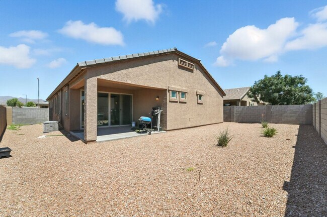 Building Photo - Welcome to this stunning 3-bedroom, 2-bath...