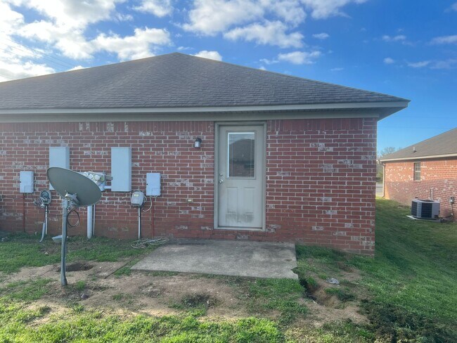 Building Photo - 2 Bed 2 Bath Duplex