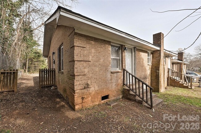 Building Photo - 300 E Hudson St