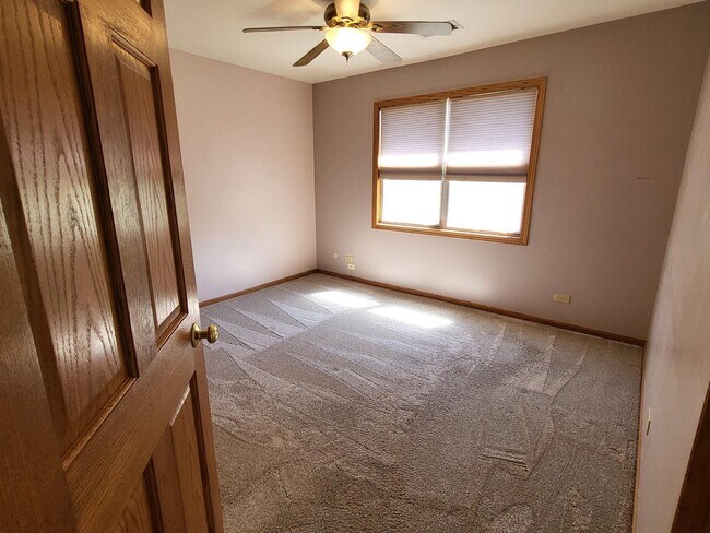 Building Photo - 1048 Rockport Dr