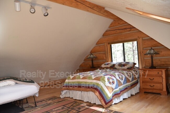 Building Photo - 1500 E Iris Trail