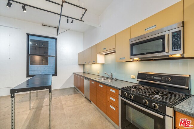 Building Photo - 738 S Los Angeles St