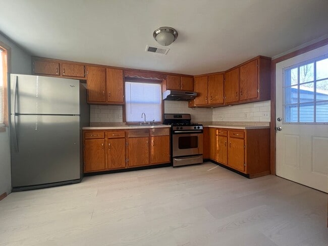 Building Photo - Freshly Renovated 2 Bed / 1 Bath Home on Corner Lot – Davenport, IA