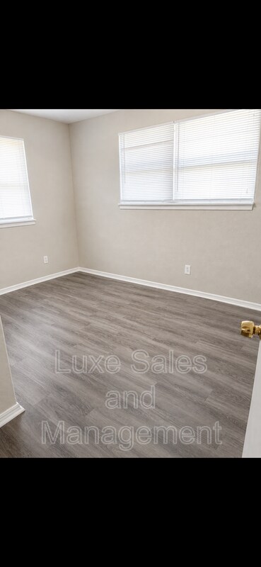 Building Photo - 3508 Meadowbrook Dr