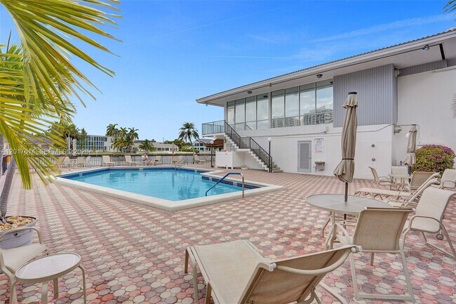 Building Photo - 3113 S Ocean Dr