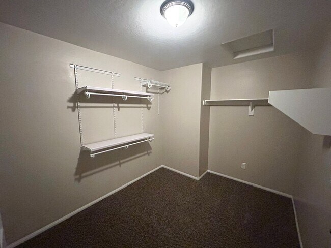 Building Photo - 3/BD 2.5/BA Bright & Stylish Mountain’s Ed...