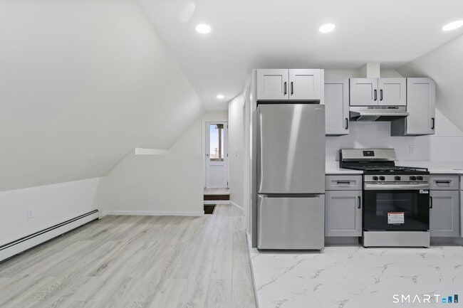 Building Photo - 661 Iranistan Ave