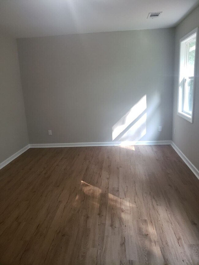 Building Photo - Lovely 4 Bedroom Home