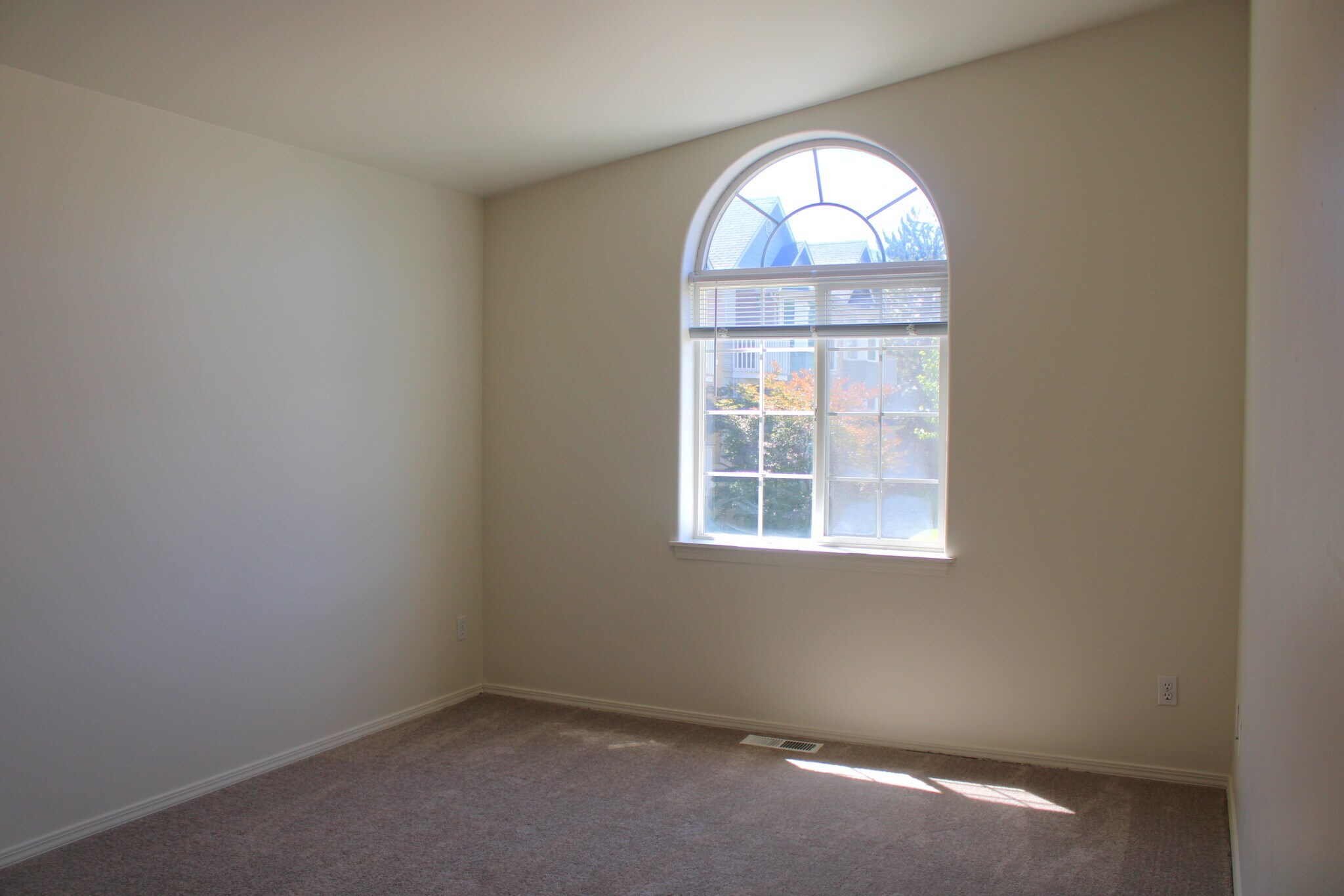 Building Photo - 1386 Brown St