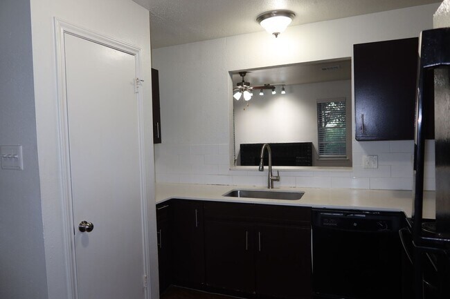 Building Photo - Downtown / Riverside Townhome - 2BD/2.5BA ...