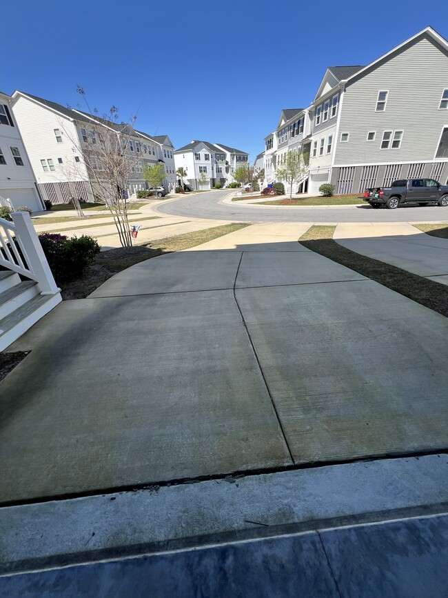Building Photo - 575 McLernon Trce