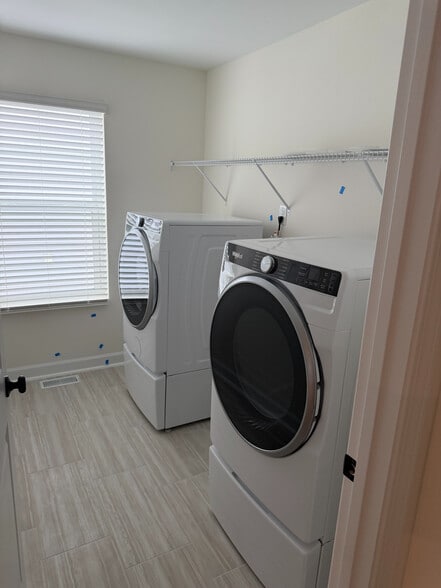 Building Photo - Room in House on Dimaggio Dr