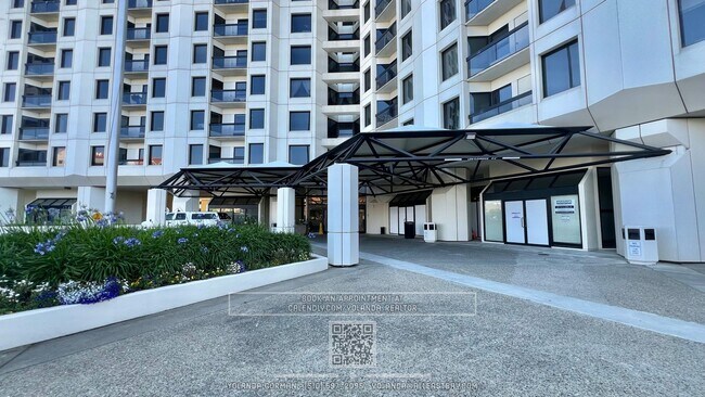 Building Photo - Stunning Large 1 Bedroom Exquisite Wood Fl...