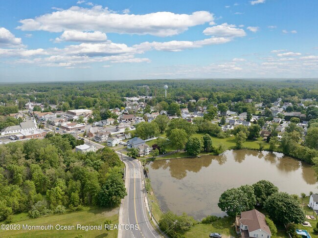 Building Photo - 12 Main St