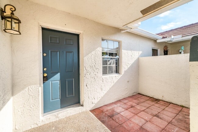 Building Photo - 9977 Three Lakes Cir