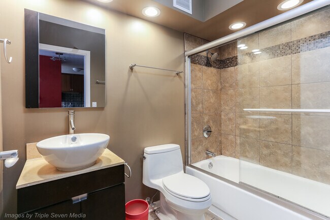 Building Photo - 1212 N La Salle Dr