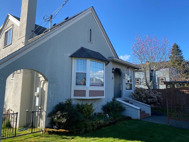 Building Photo - Ballard Loyal Heights Home