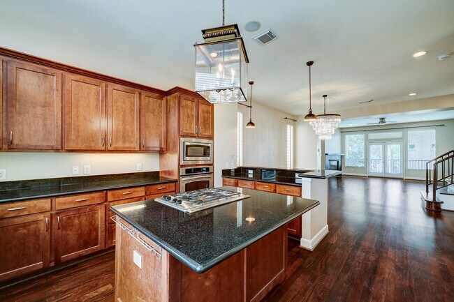 Building Photo - 5202b Rose St