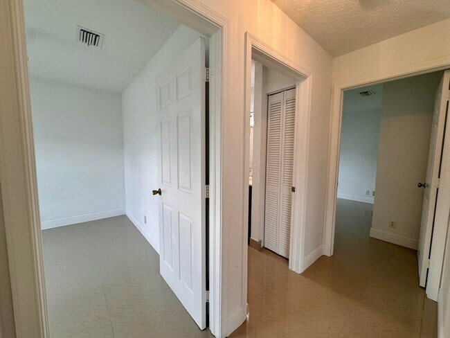 Building Photo - 1132 Hatteras Cir