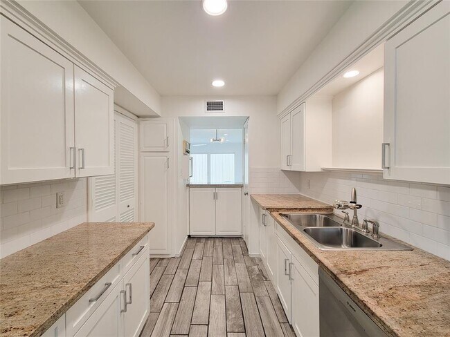 Building Photo - 6350 Chevy Chase Dr