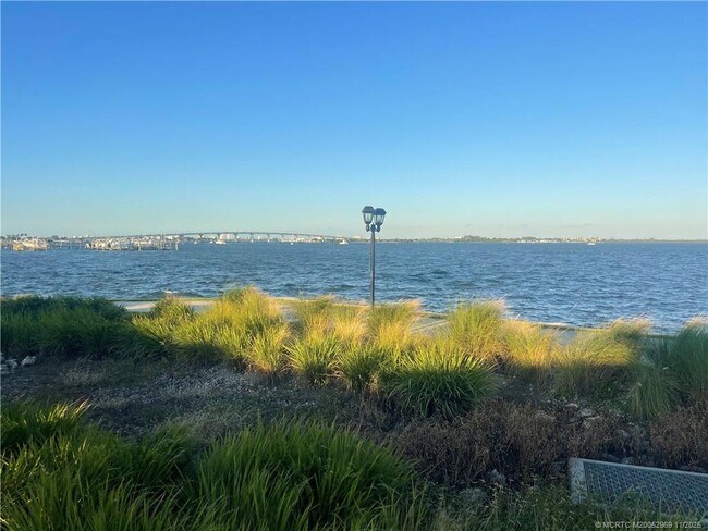 Building Photo - 118 NE Bay Dr