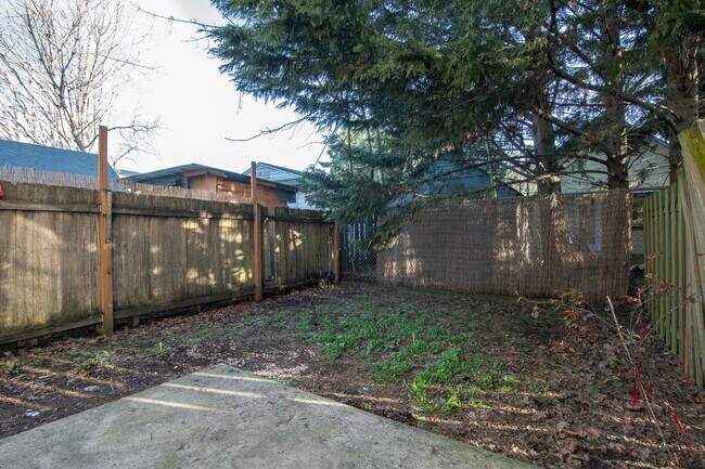 Building Photo - 5708 SE Gladstone St