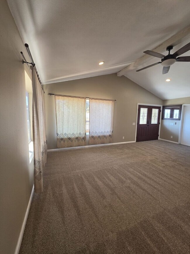 Building Photo - Beautiful 3 bedroom 2 bath Home in Imperial Beach