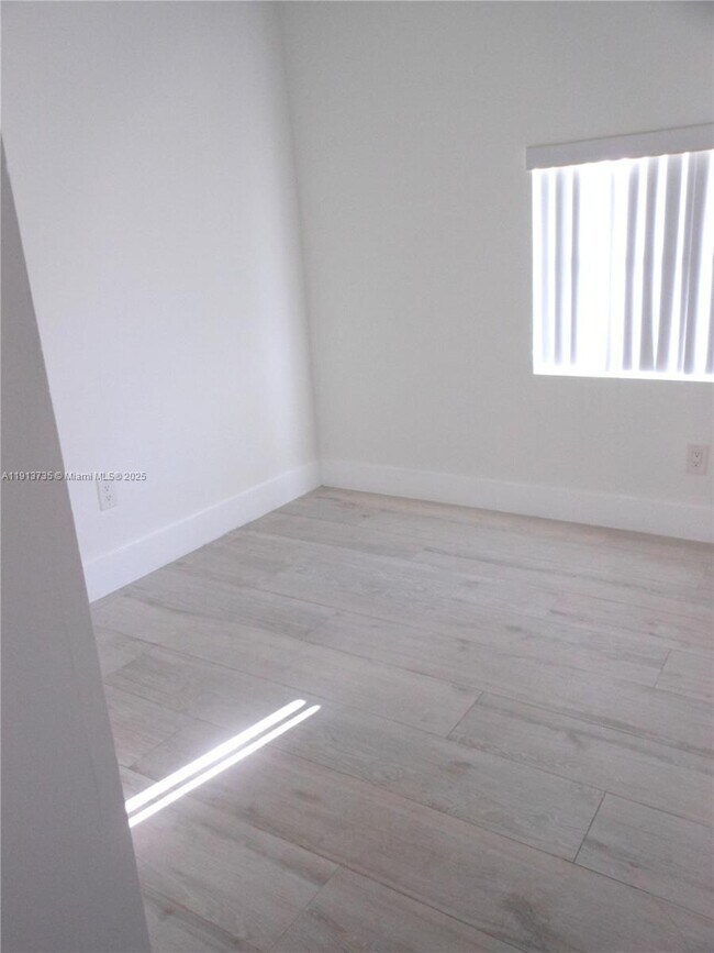 Building Photo - 219 SW 9th Ave