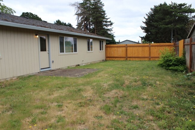 Building Photo - 3 bed single level home in SE Hillsboro