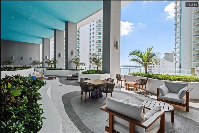 Building Photo - 1300 Brickell Bay Dr